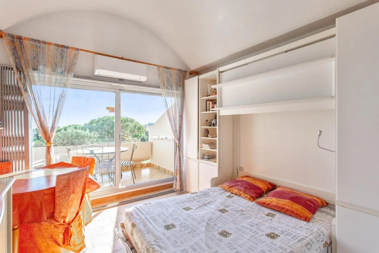 Appartement Vue Mer: Antibes Beach Retreat with Pool