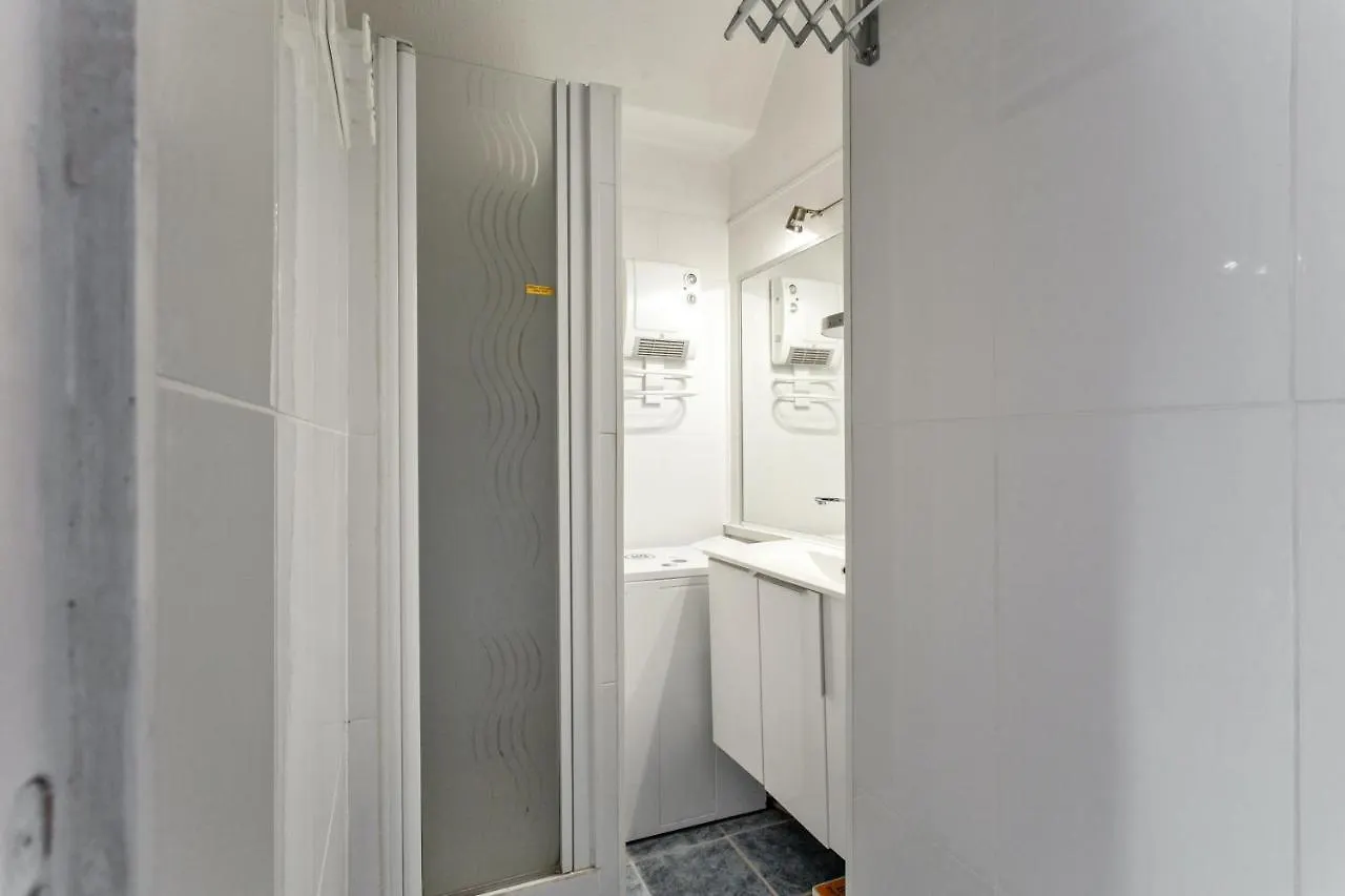Appartement Vue Mer: Antibes Beach Retreat with Pool Apartment