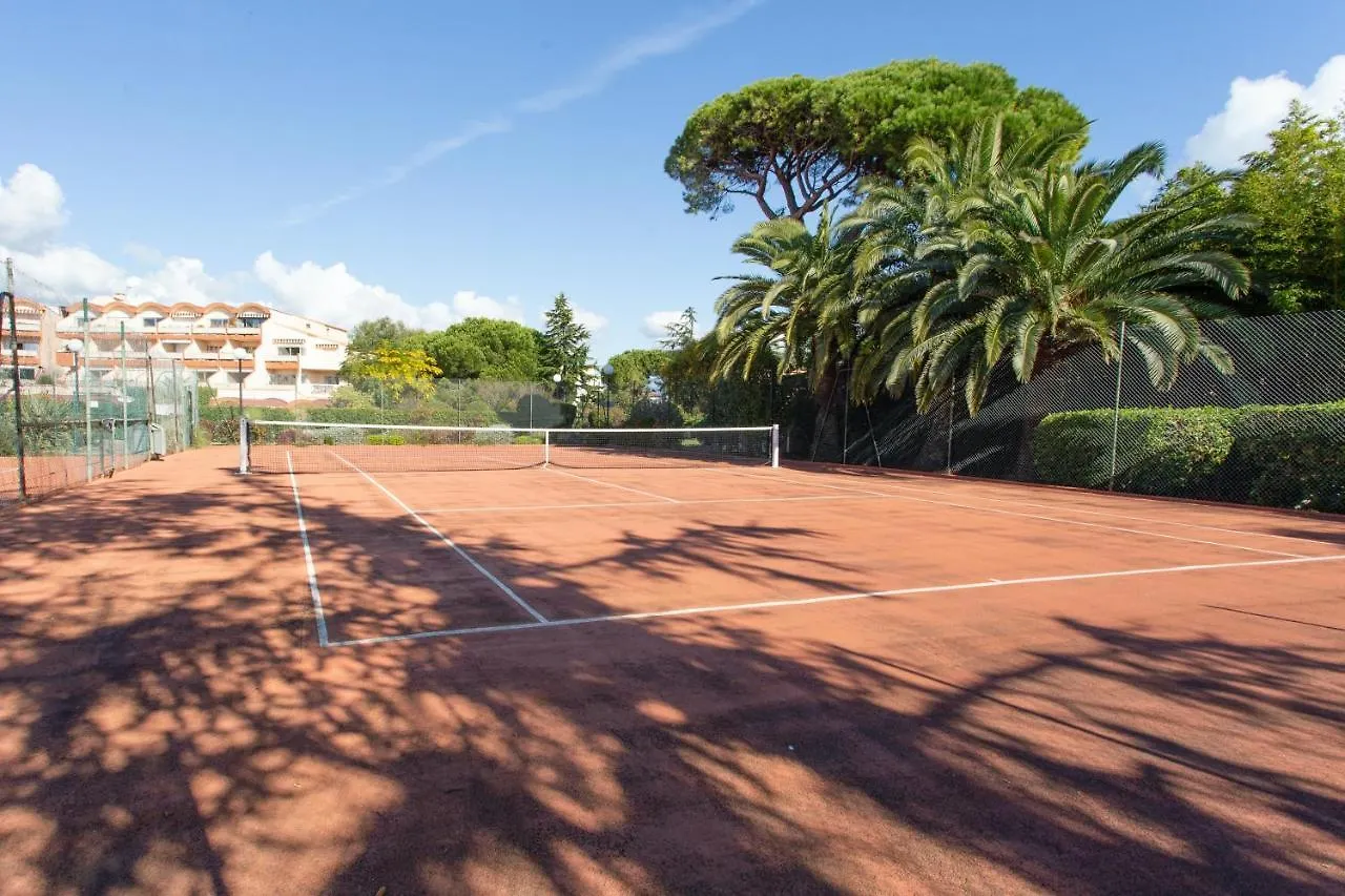 Appartement Vue Mer: Antibes Beach Retreat with Pool 0*,  France