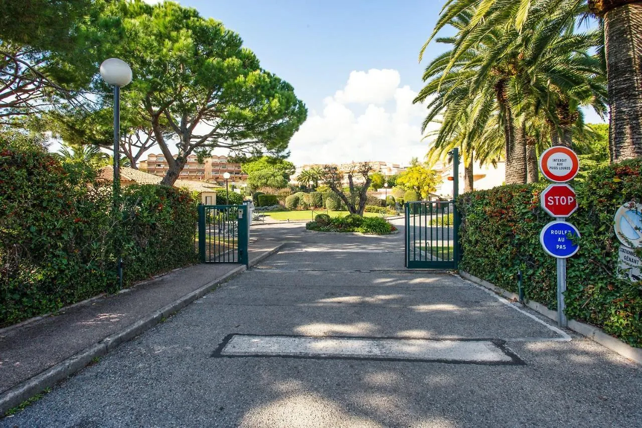 Appartement Vue Mer: Antibes Beach Retreat with Pool 0*,
